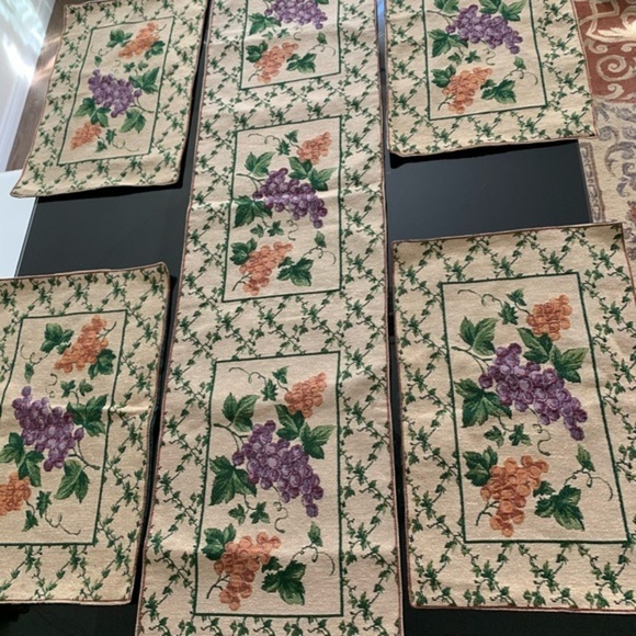 Placemats Set with runner - Picture 1 of 3